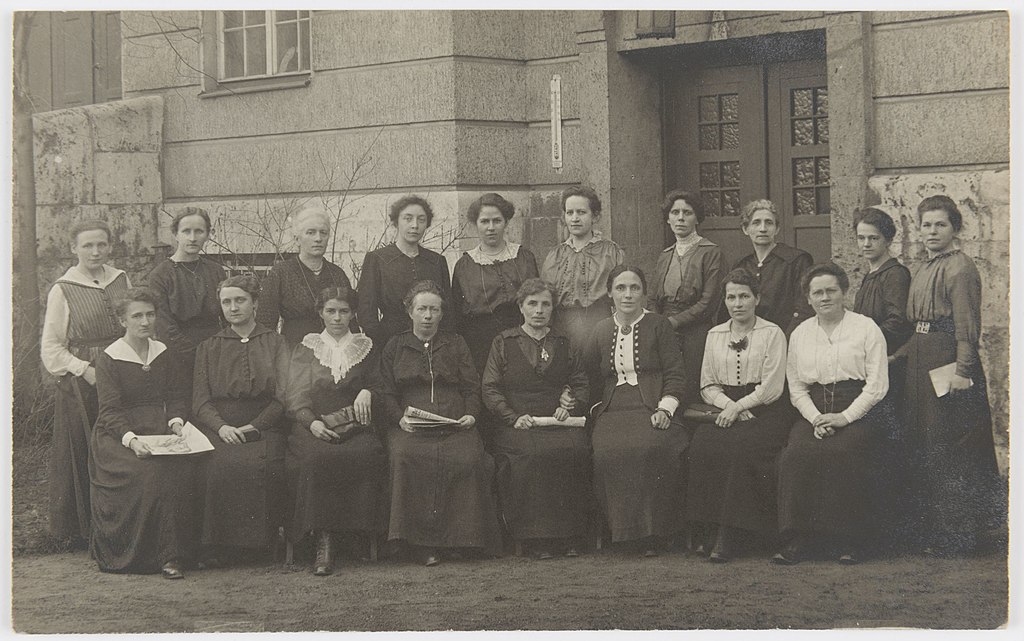 Weiblichen Abgeordneten der MSPD in der Weimarer Nationalversammlung 1919. Dritte von rechts (sitzend): Frauenrechtlerin Marie Juchacz.