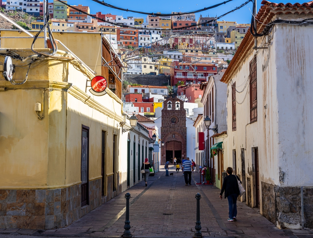 Urlauber*innen entdecken San Sebastian, die Hauptstadt von La Gomera