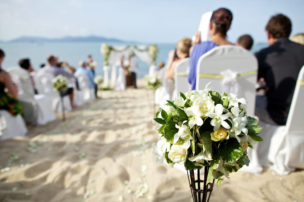 Hochzeitsgäste bei einer Strandhochzeit