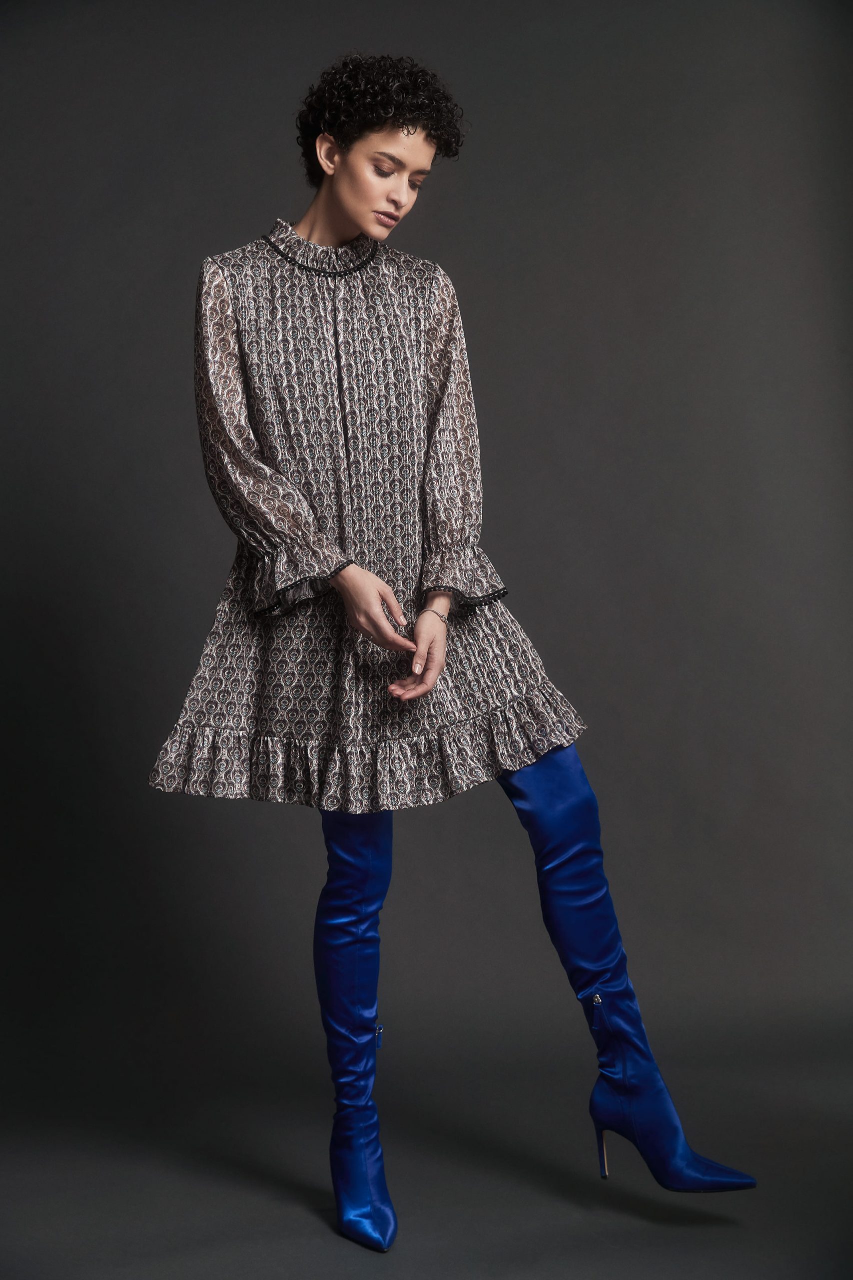 Gekonntes Highlight: Kleid in gedeckten Brauntönen kombiniert mit leuchtend blauen Overknees