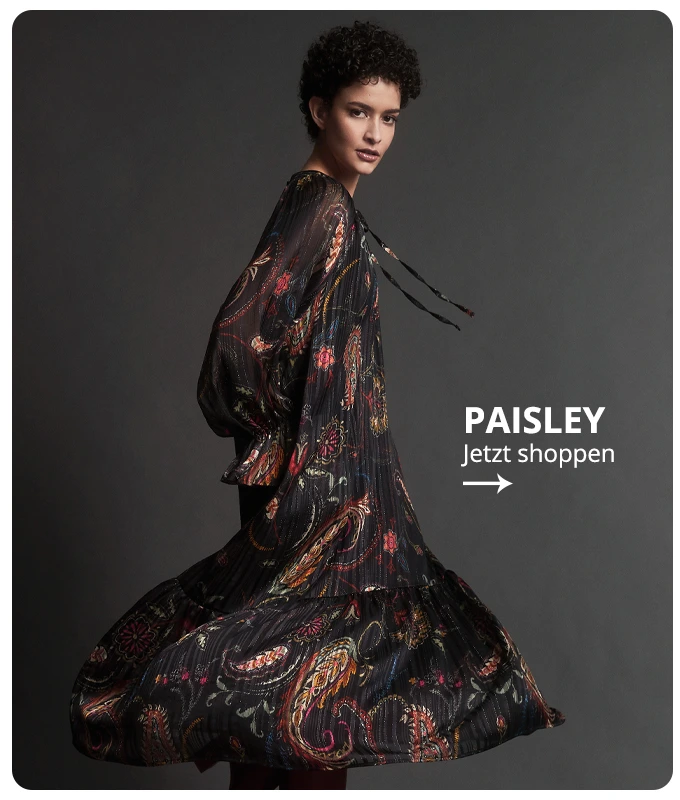 Ana Alcazar Model trägt langes Paisley-Kleid 