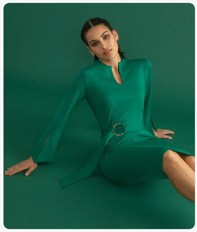 Ana Alcazar Model trägt elegantes Etuikleid in smaragd-grün