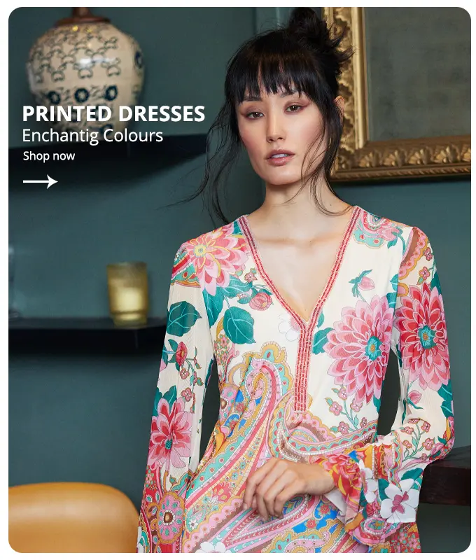 Ana Alcazar Model draagt ​​zomer jurk met bloemen patroon