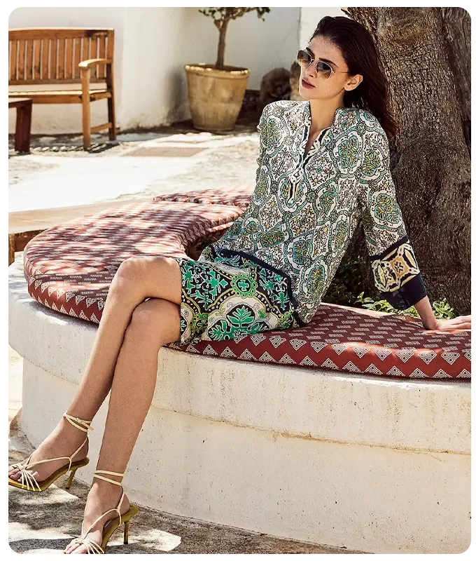Ana Alcazar Model trägt Baumwollkleid mit Ornamentprint