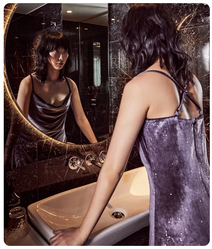 Ana Alcazar model draagt glinsterende fluwelen jurk