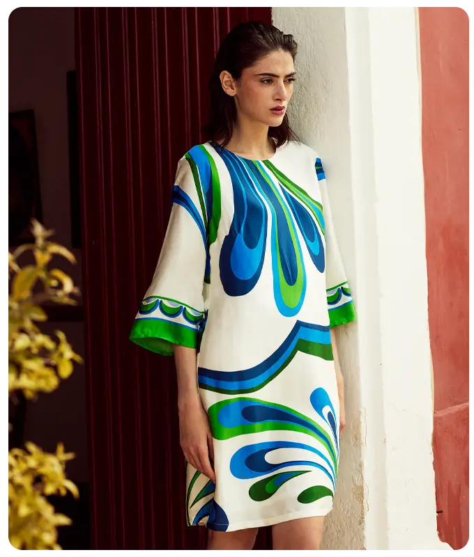 Ana Alcazar Model trägt Viskosekleid