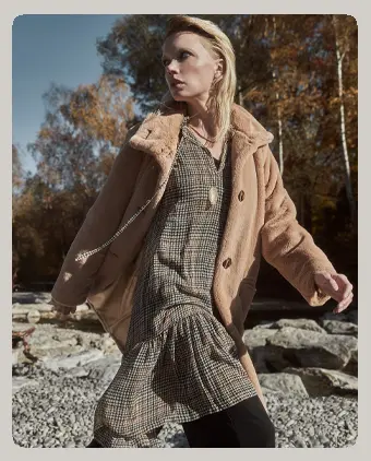 Ana Alcazar Model trägt weites Karokleid im Lagenlook mit Hose und Mantel