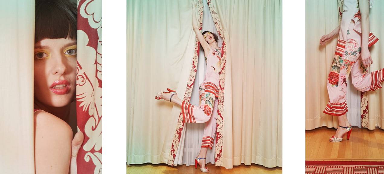 Model trägt Pyjama-Print Zweiteiler mit Asiaprint in Seide