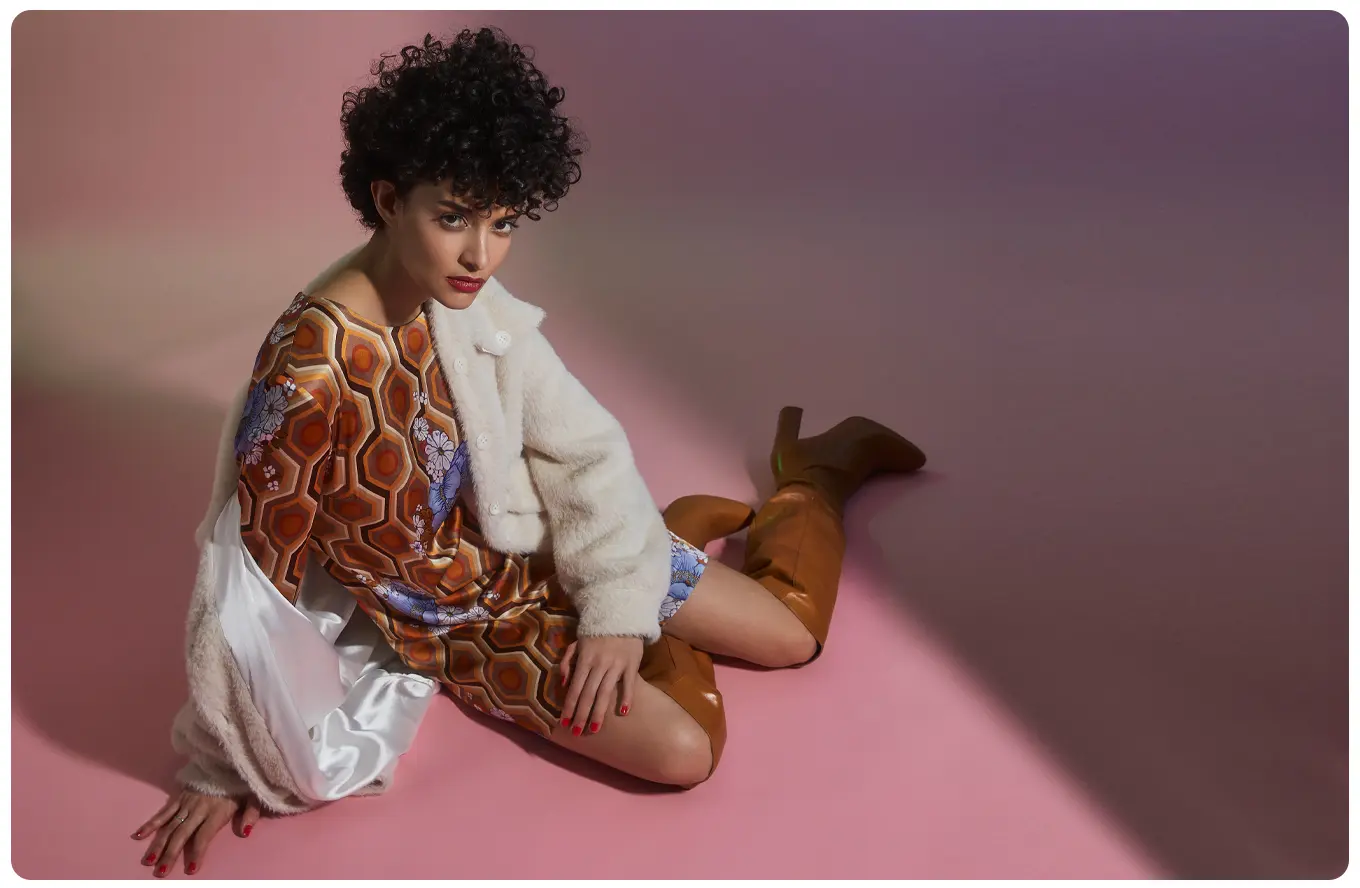 Ana Alcazar Model trägt Sixtieskleid mit Plüschjacke aus der neuen Kollektion