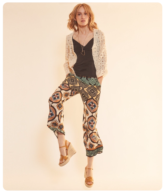 Ana Alcazar Model trägt Strickjacke und Printhose aus der neuen Sommerkollektion