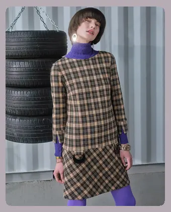 Ana Alcazar Model trägt A-Linien Twiggy Kleid mit Karomuster und XXL-Schließen