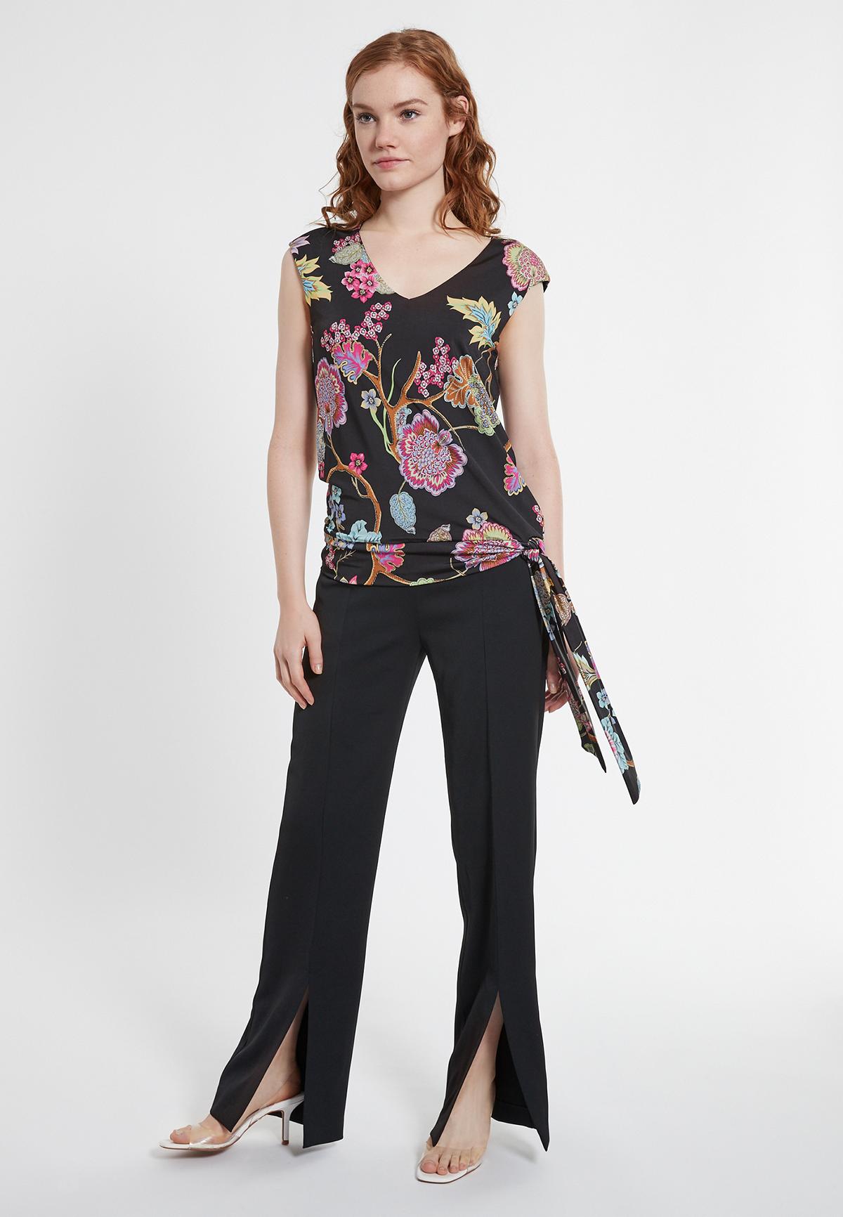 Sleeveless top Daytonea with v-neck in black with flower print | Ana ...