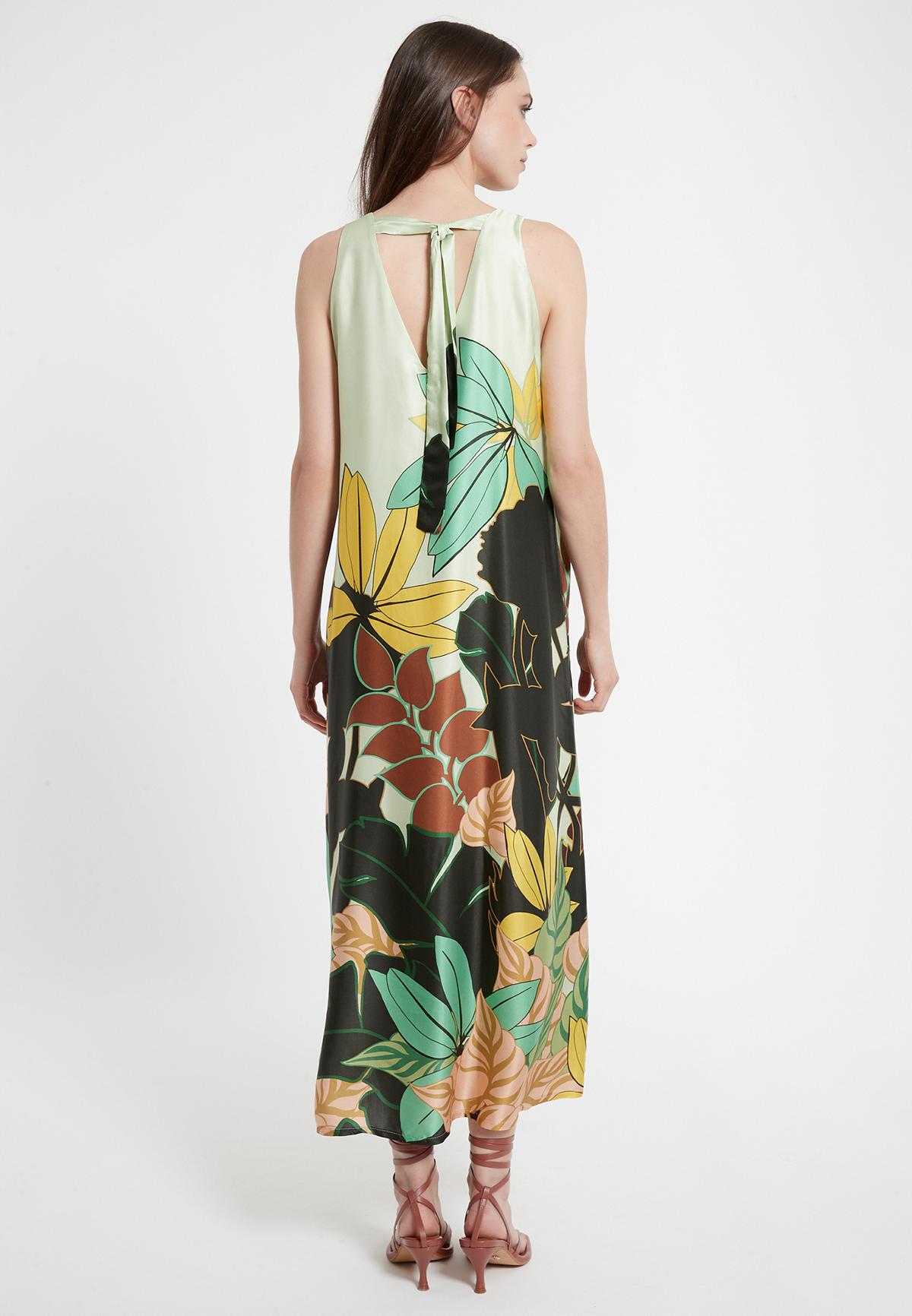 Simple sleevess jurk Casca in maxi-length with a colorful leaf-print ...