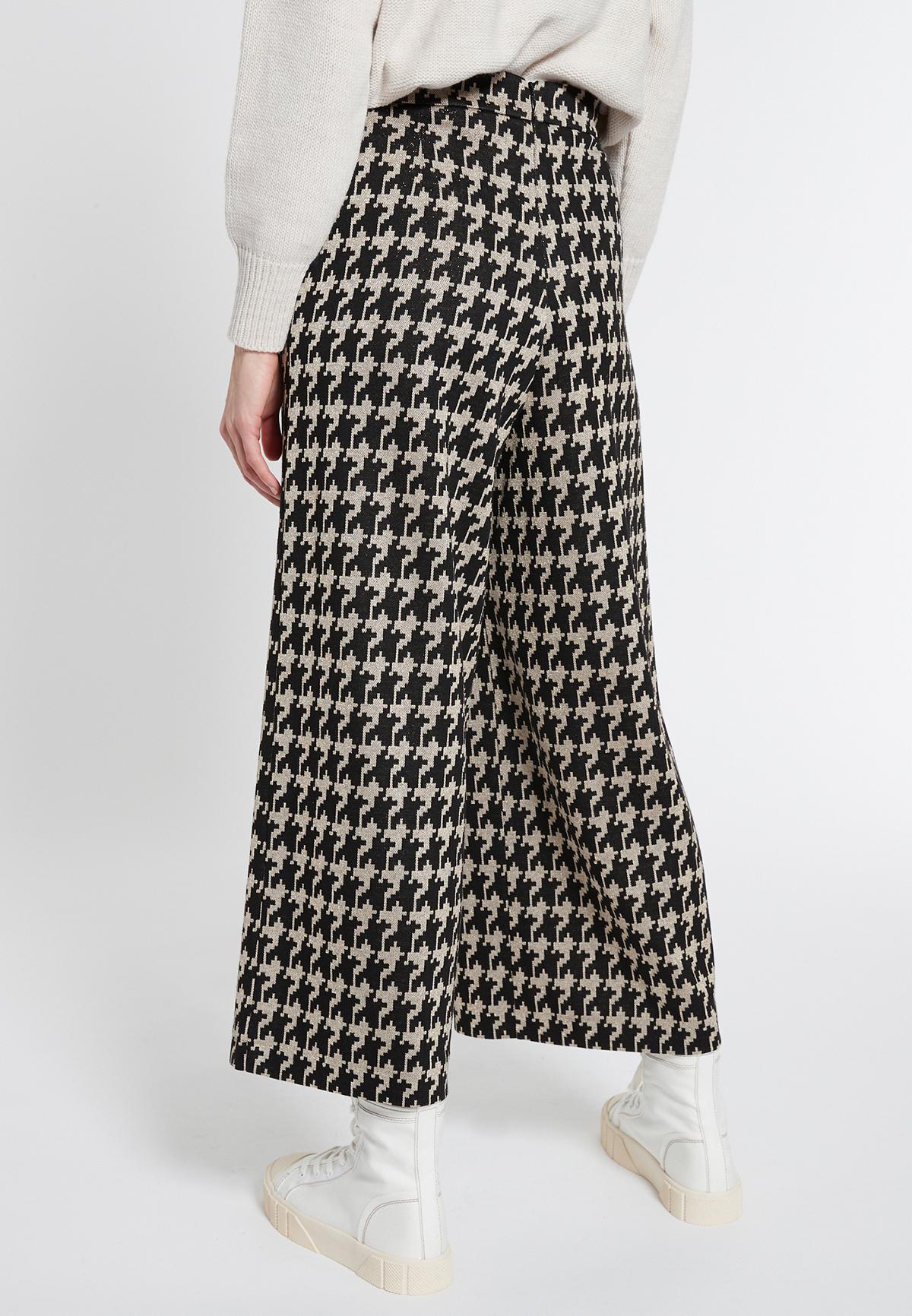 Wide 7/8 pants Emesi with houndstooth print in black&white | Ana Alcazar